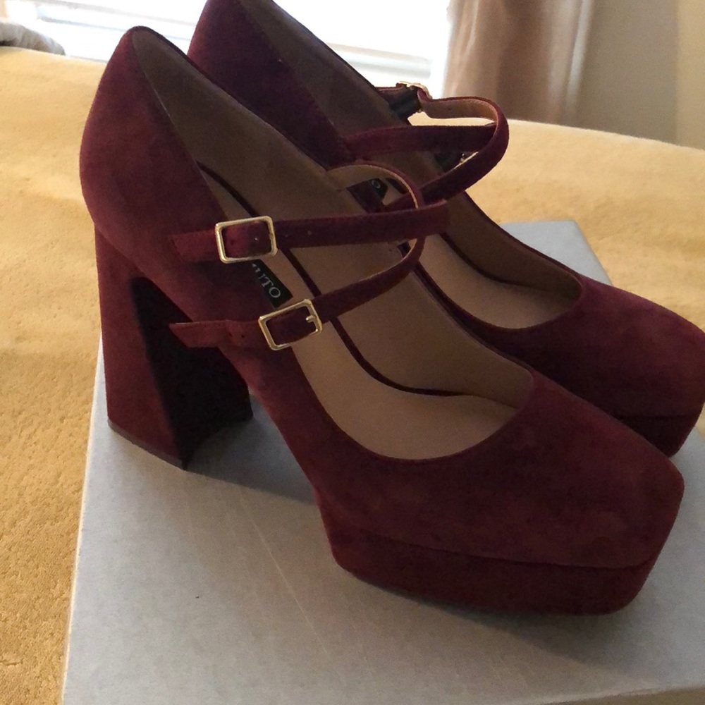 Worn briefly like new !!!